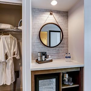 One-Bedroom King Suite